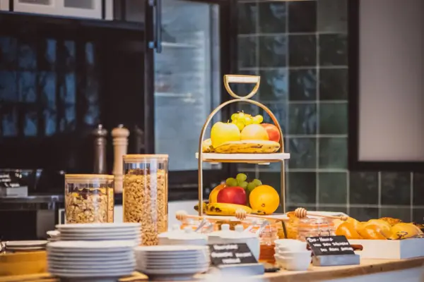 HENRI Wenen Ontbijt Een tafel met borden en schalen erop.