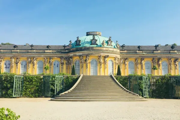 Paleis Potsdam Sanssouci Paleis Sanssouci met trap op de voorgrond
