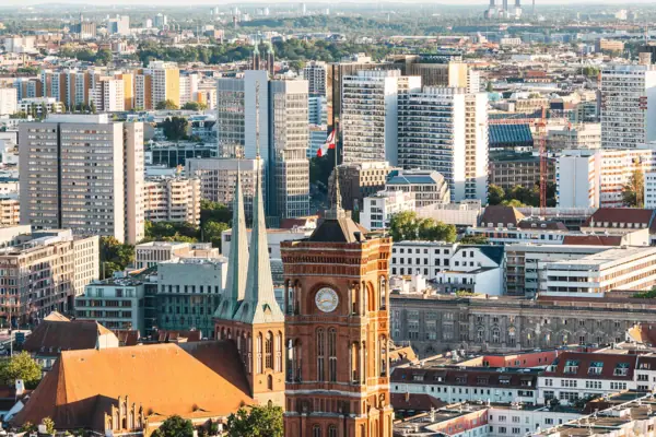 Centrum Berlijn Grote stad met een klokkentoren op de voorgrond.