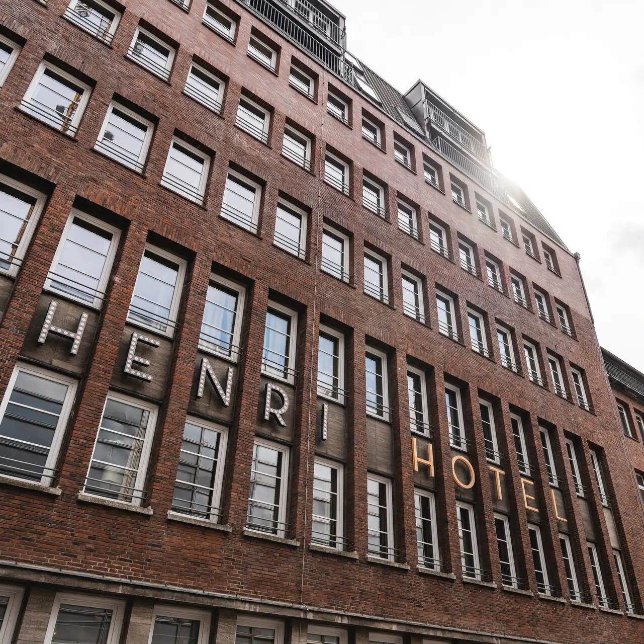 Een gebouw met een hoge toren voor een bewolkte lucht.