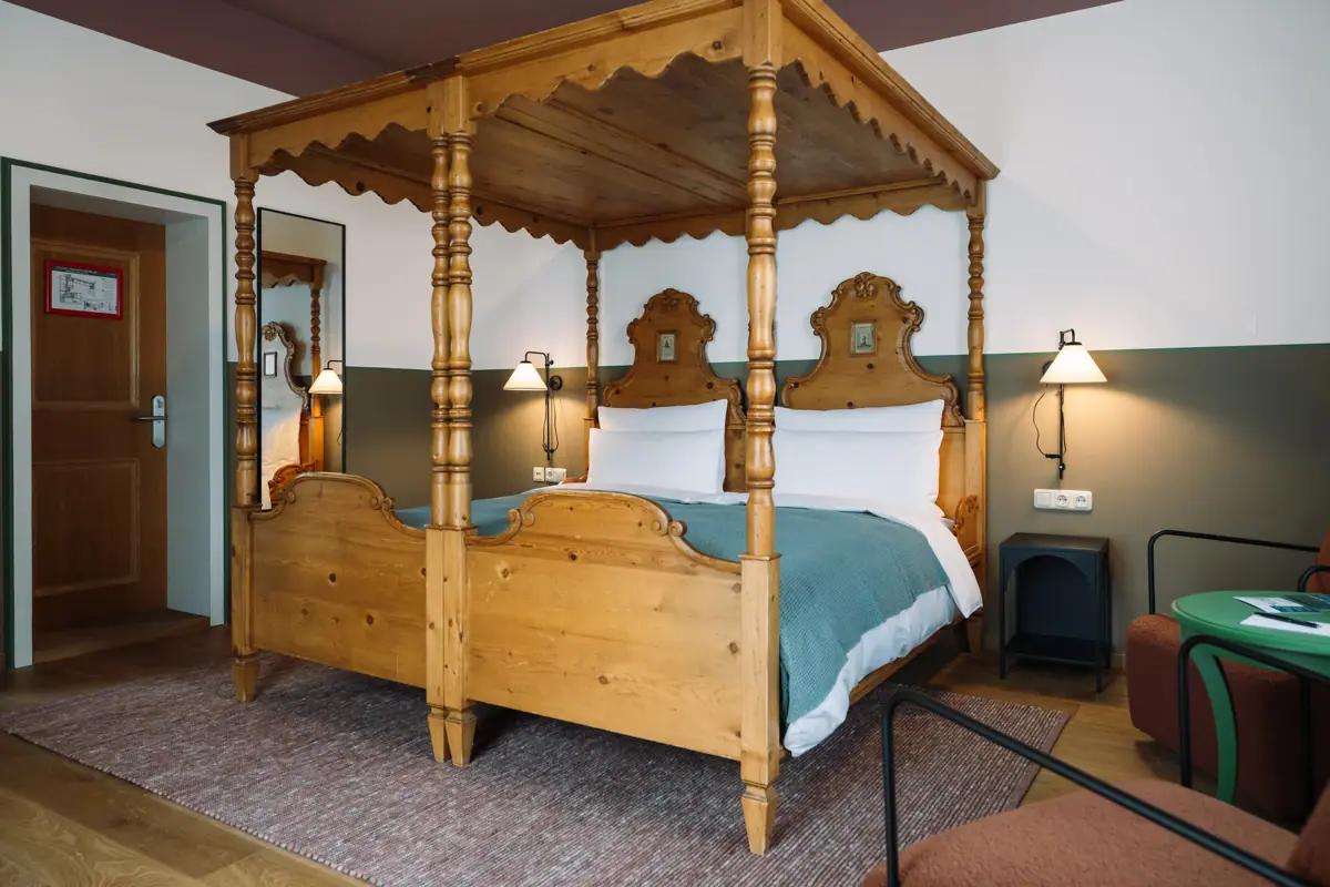 Een bed in een slaapkamer met interieurontwerp.