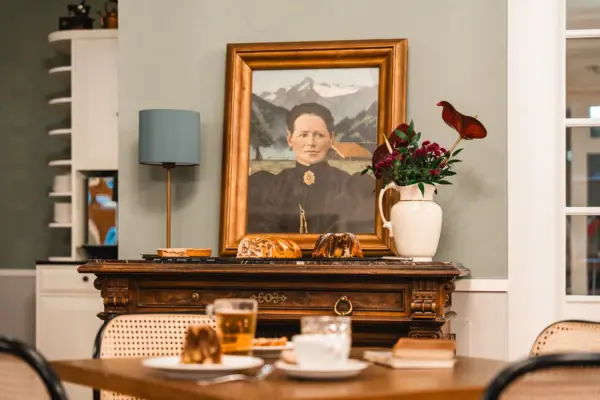 Schilderij van een vrouw op een tafel