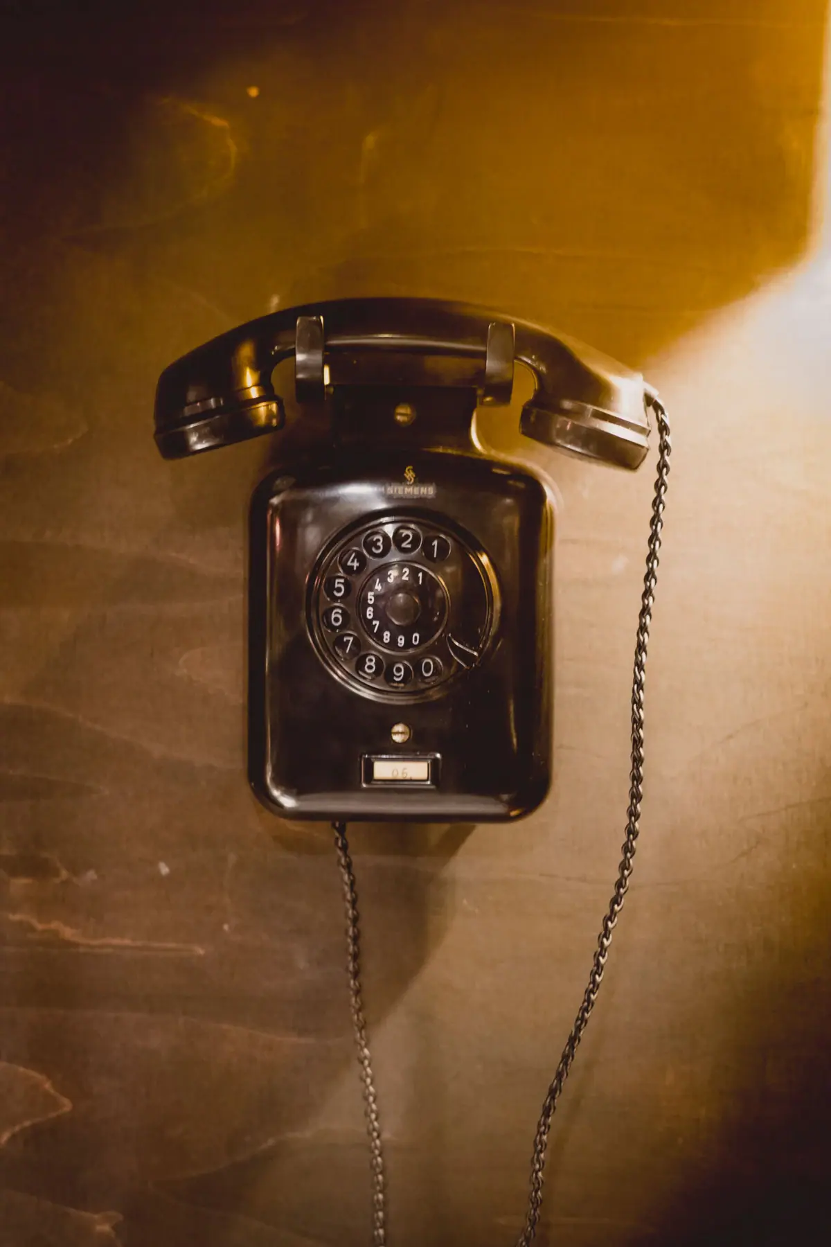 Antieke telefoon met kiesschijf