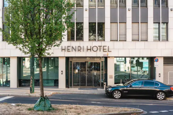 HENRI Düsseldorf Een auto geparkeerd voor een hotel.