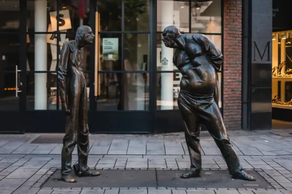 Bronzen beeld van een man en een vrouw