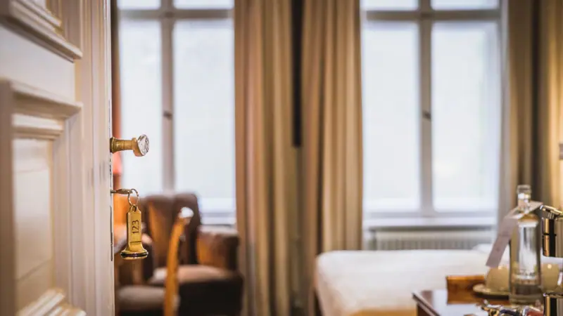 Een deur met een sleutel in het slot.