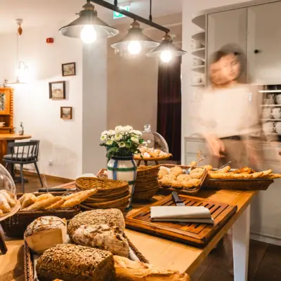 Een tafel met snacks en gebak.