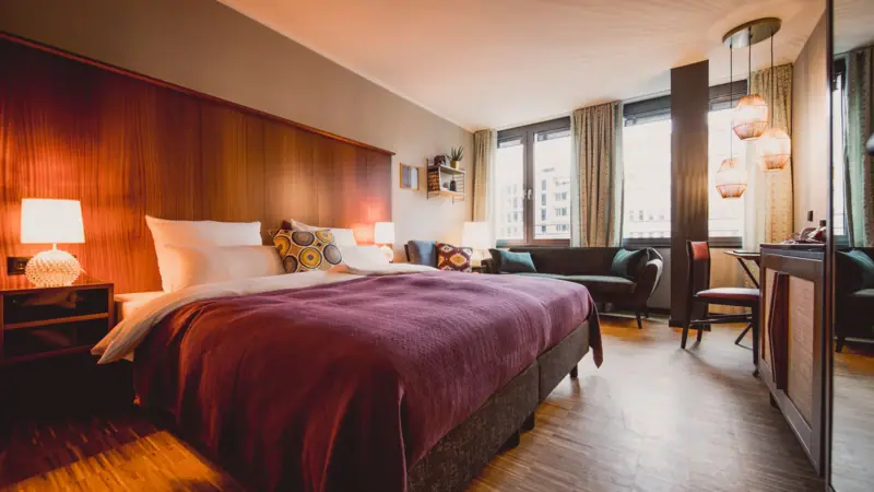 Hotelkamer met bed en tafel.