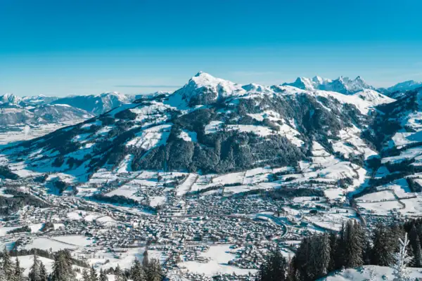 HENRI KIZ Bergen Besneeuwde berg met een stad erop.