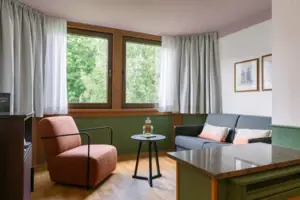 Zithoek met uitschuifbare bank Woonkamer met bank en tafel.