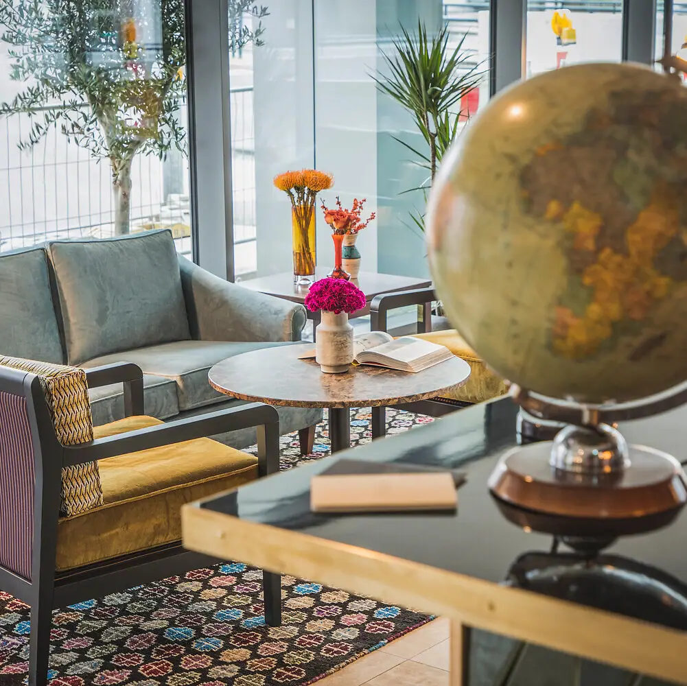 Een kamer met een wereldbol en een bank.