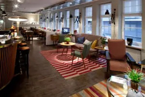 Een kamer met een bank en stoelen.