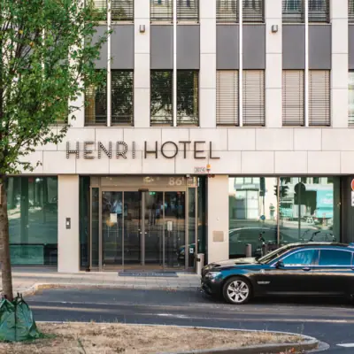 Ingang van het gebouw met een geparkeerde auto ervoor