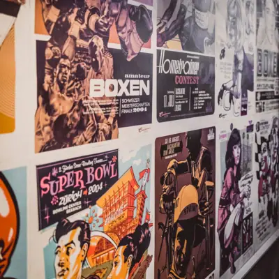 Een muur met posters.