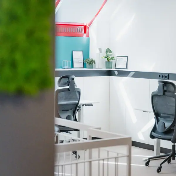 Stoelen in een kamer met witte muren en een witte balustrade
