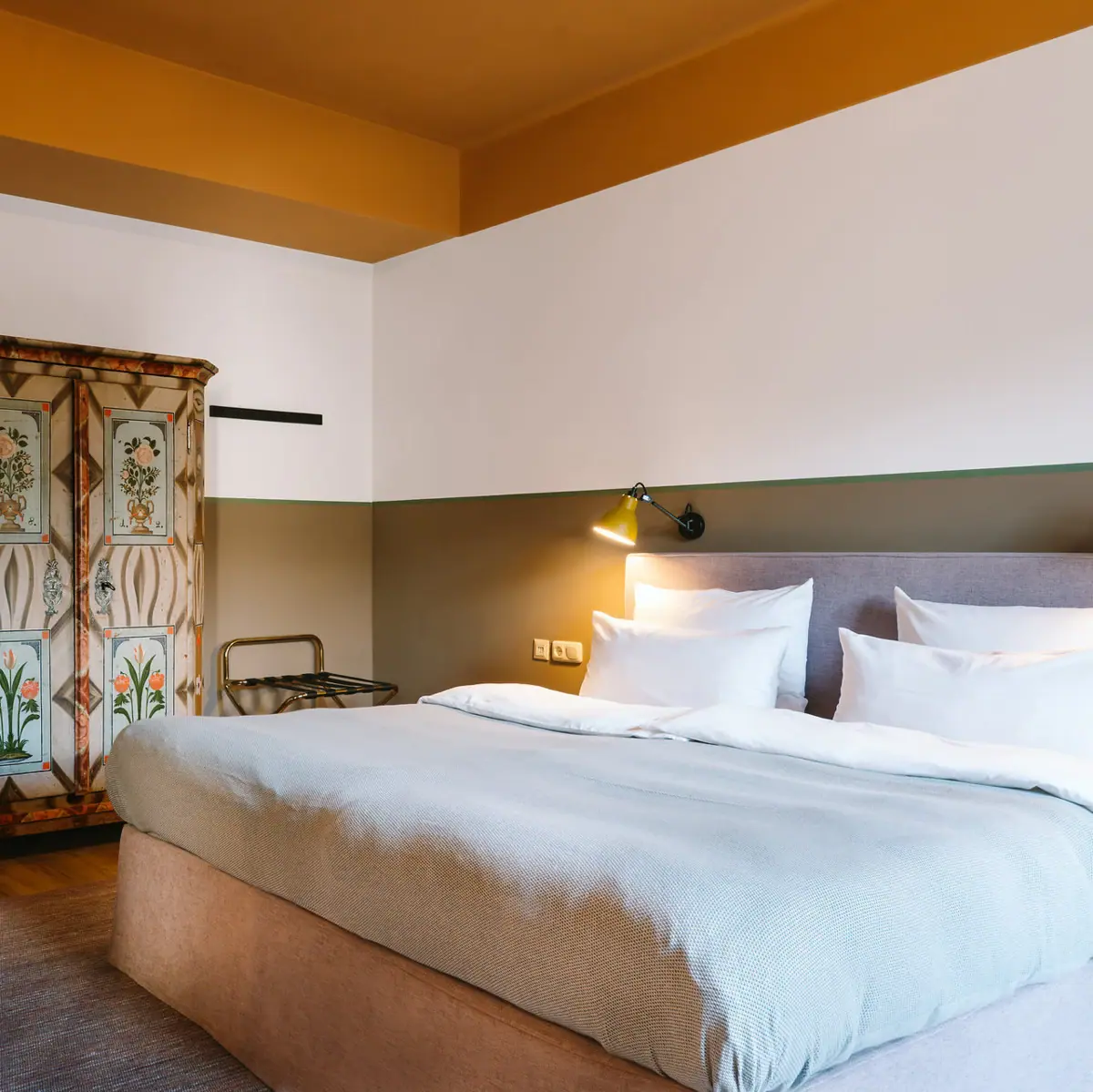 Een kamer met een bed en een kledingkast.