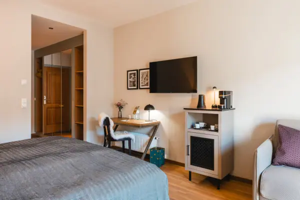 Kamer Slaapkamer met bed, bureau en televisie