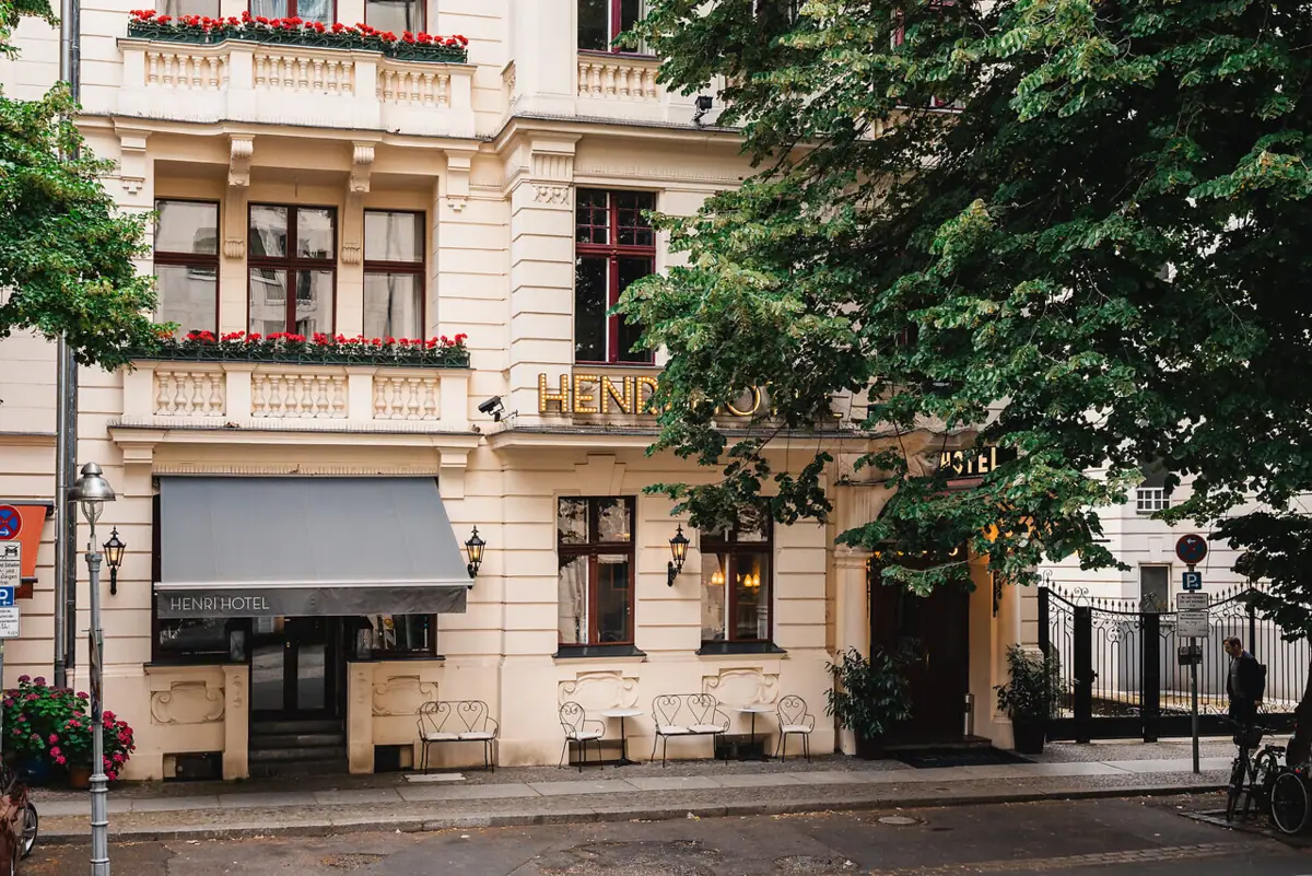HENRI Huis Berlijn Een gebouw met ramen en omringende bomen.