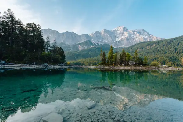 Eibsee met bomen en bergen op de achtergrond