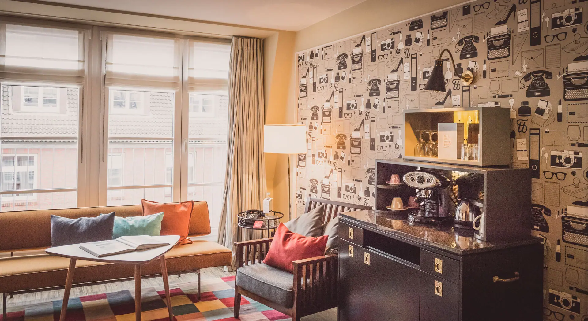 Een kamer met een bank en een salontafel.