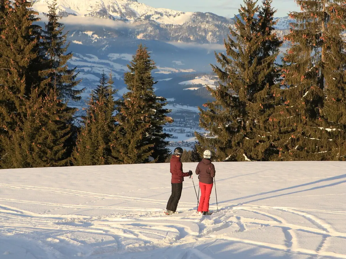 Twee mensen skiën in de sneeuw.