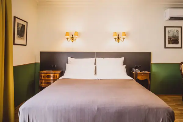 Kamer Bed met twee wandlampen in een stijlvolle hotelkamer.