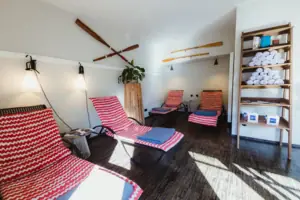 Een kamer met stoelen en een plank.