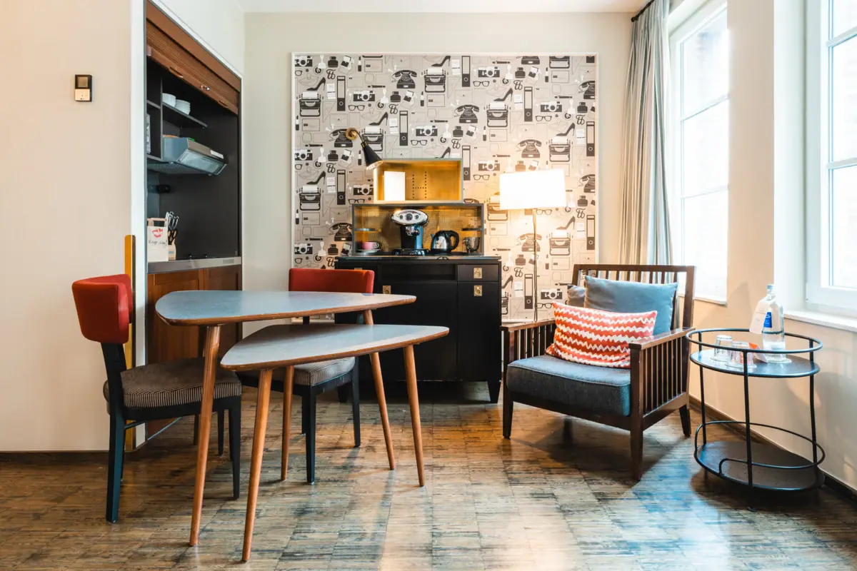 Een kamer met een tafel en stoelen.