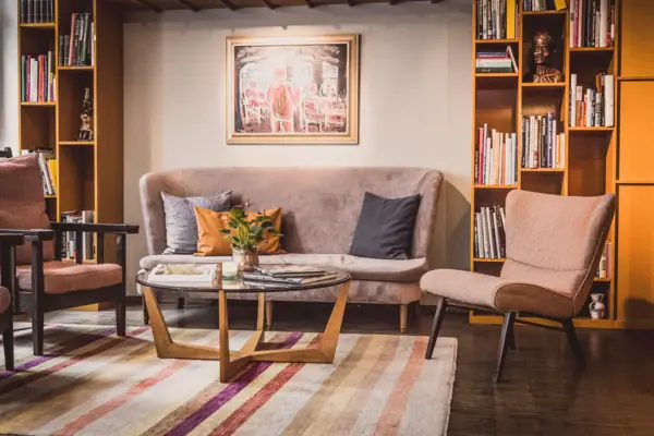 Loungegedeelte in HENRI Hamburg met een bank en stoelen.