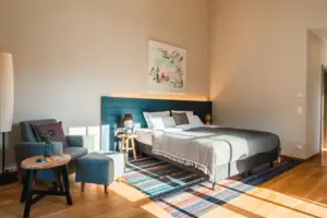 Bed Slaapkamer met een bed en een stoel.