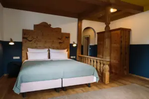 HENRI GAP-salon met balkon Een bed in een kamer met een moderne inrichting.