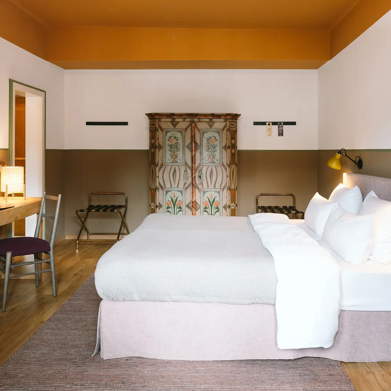 Een bed in een hotelkamer met een stijlvol interieur.