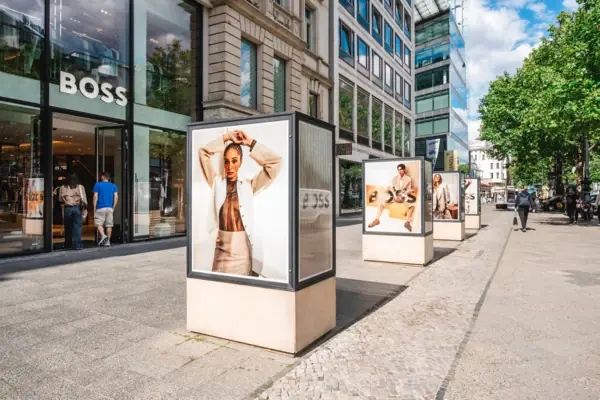 Een reeks borden op de Kurfürstendamm in Berlijn.