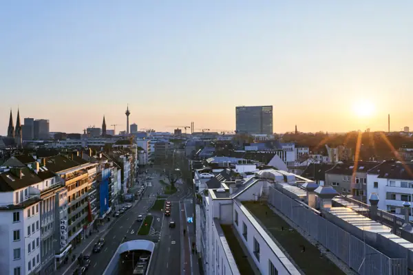 Düsseldorf Stadsgezicht met gebouwen en een toren op de achtergrond bij daglicht.