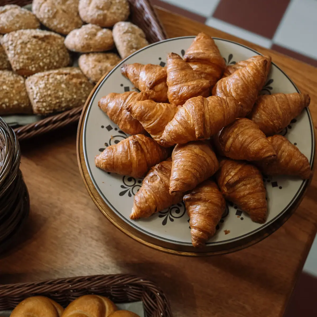 Een bord met croissants op een tafel.
