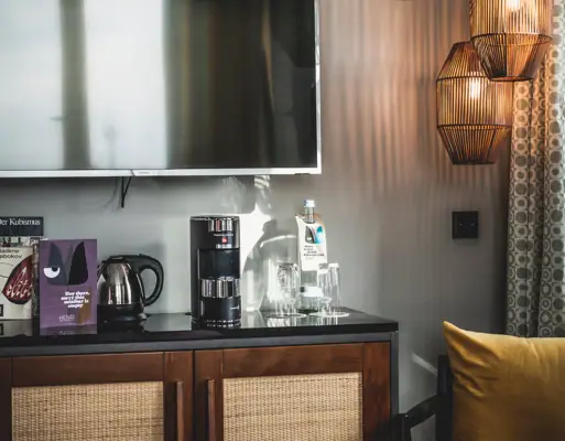 Een televisie aan de muur.