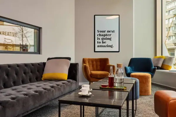 Bijenkorf Düsseldorf Een kamer met een bank en een salontafel.