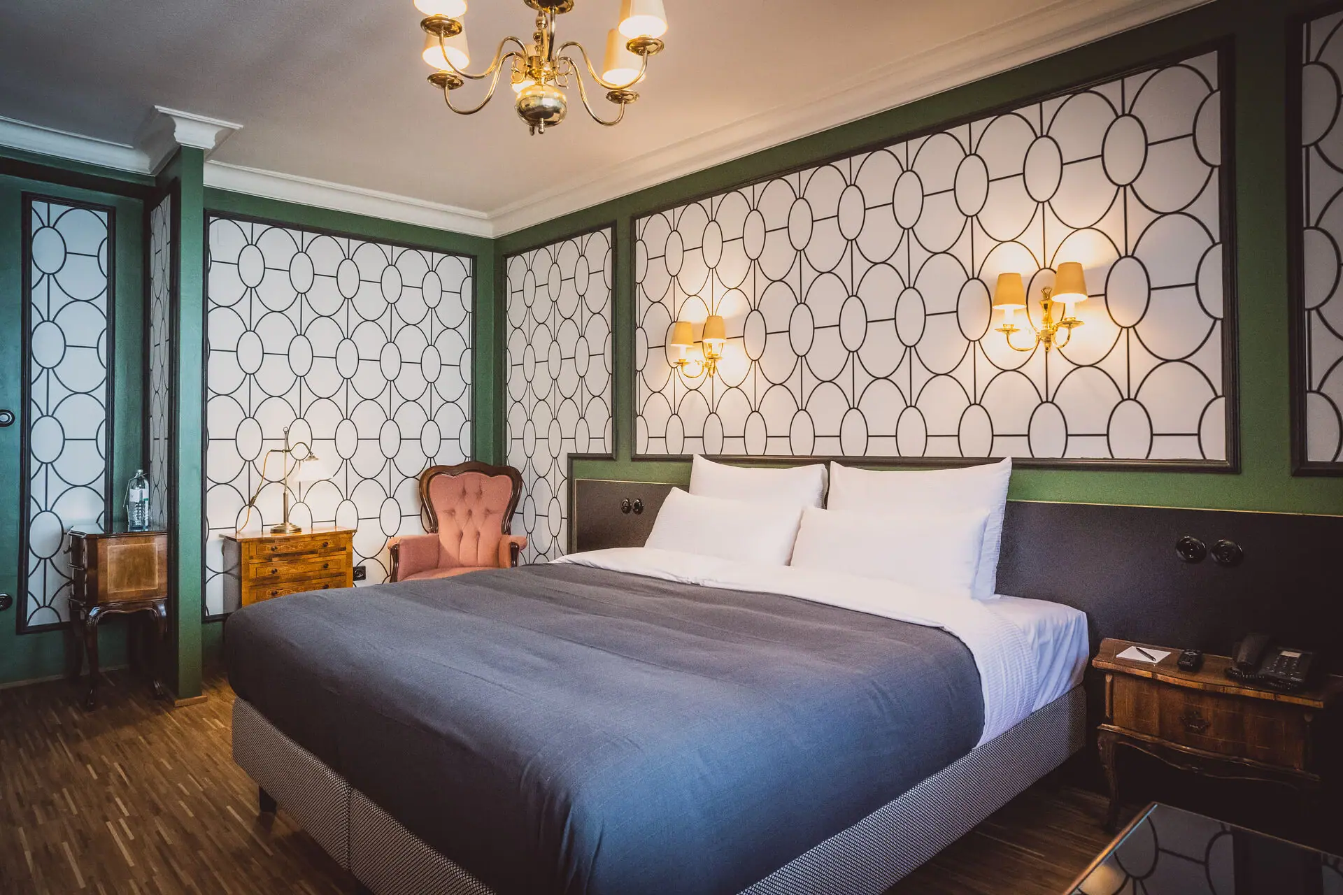 Kamers Een bed met een stoel en een kroonluchter.