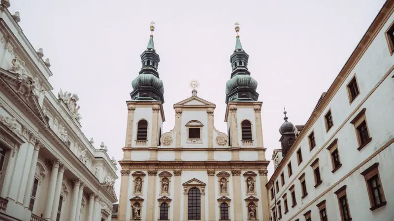 HENRI Wenen Een gebouw met torens en verschillende ramen in middeleeuwse bouwstijl.
