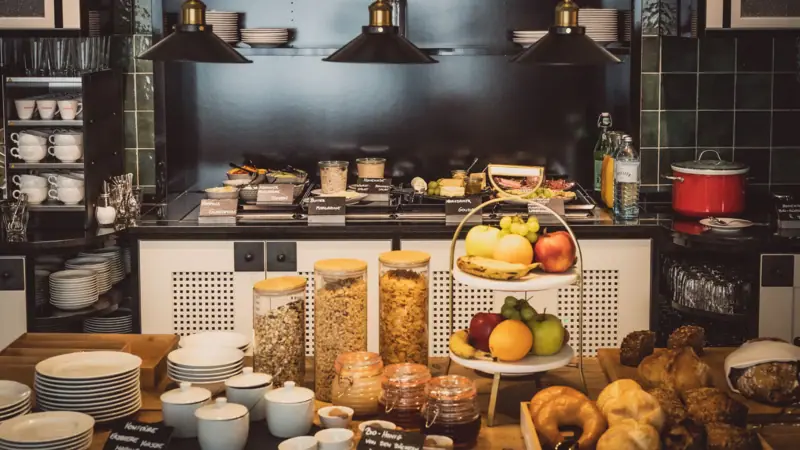 Ontbijt bij HENRI Wenen Keuken met eten op het aanrecht