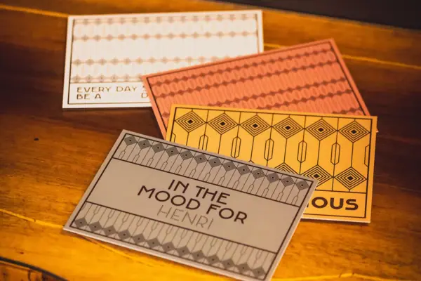 Ansichtkaarten Een groep kaarten op een tafel.