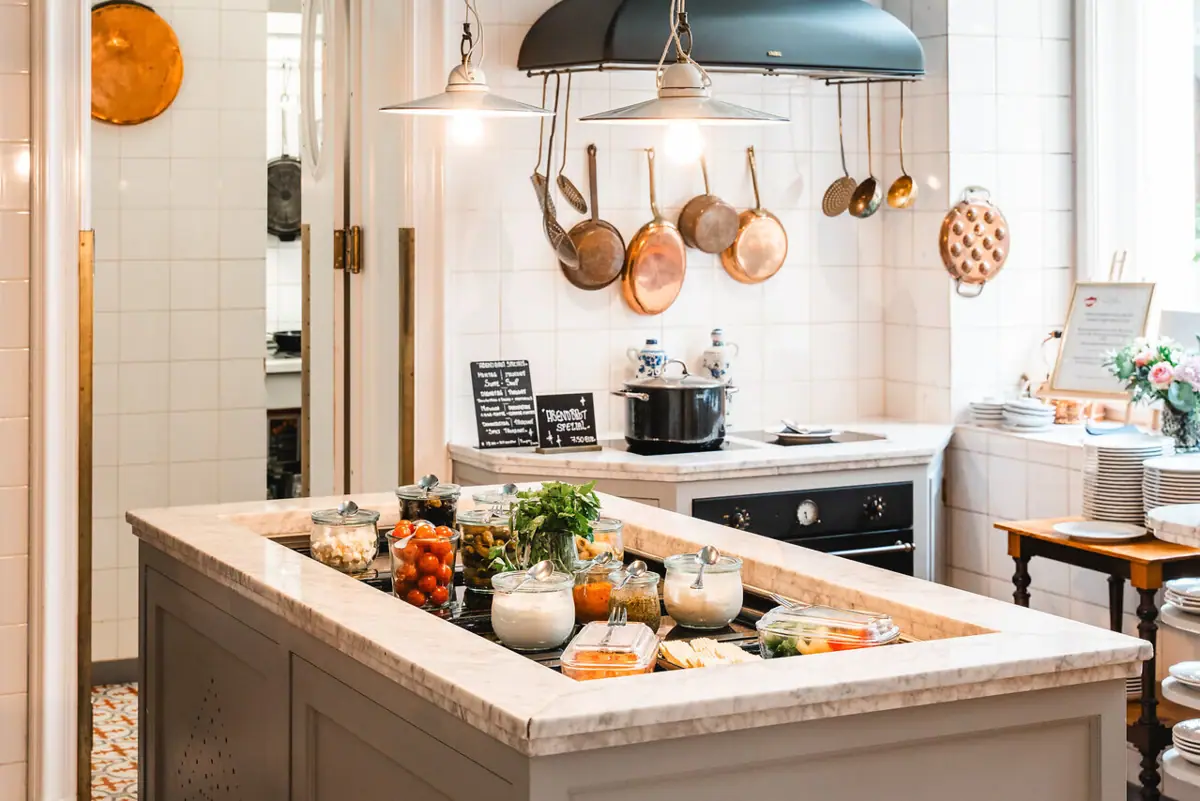 Een keuken met een groot eiland waarop voedsel wordt geplaatst.