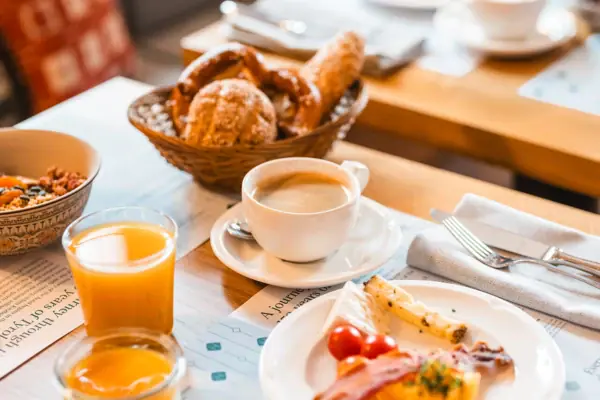 Een tafel met verschillende gerechten.