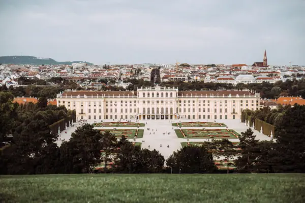 Groot gebouw met ruime binnenplaats en grote tuin.