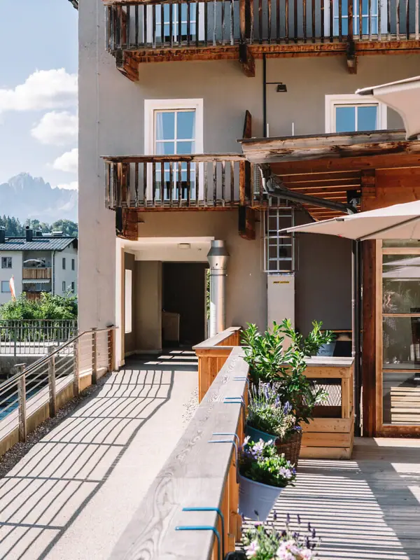 Een gebouw met een terras en parasols.