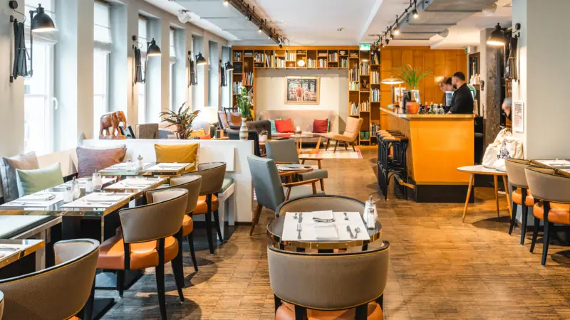 Hotellobby met zitjes en receptie