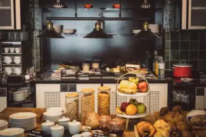 Keuken met eten op het werkblad