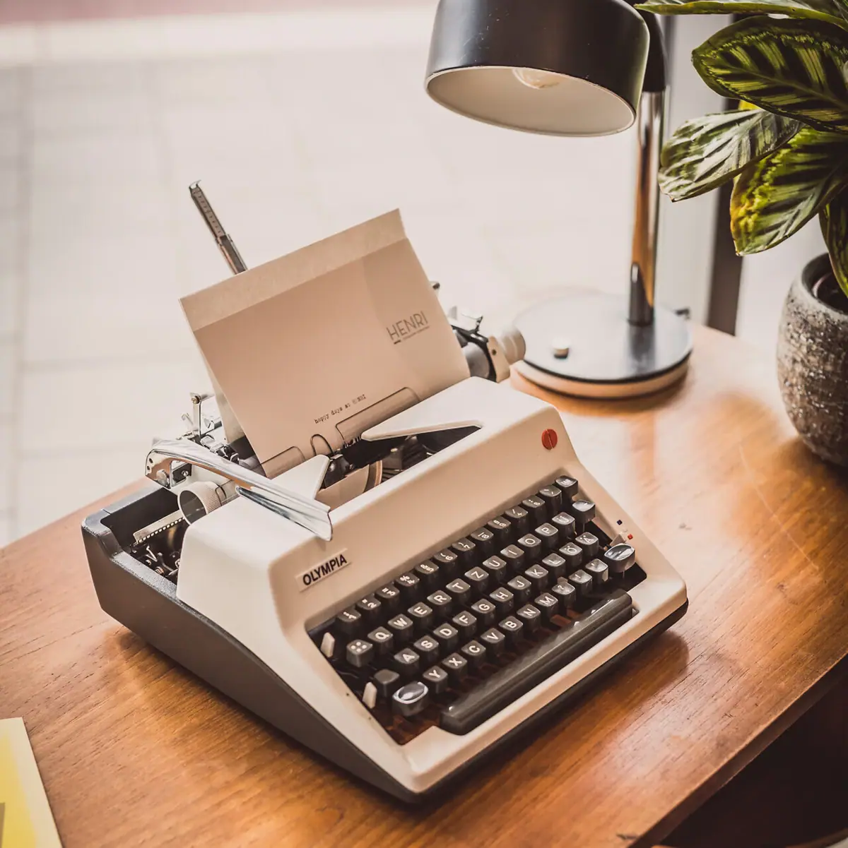 Typemachine op een bureau