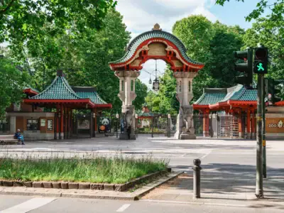 Vooraanzicht van de ingang van de dierentuin van Berlijn