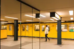 HENRI Berlijn Metro Een man loopt door een metrostation.